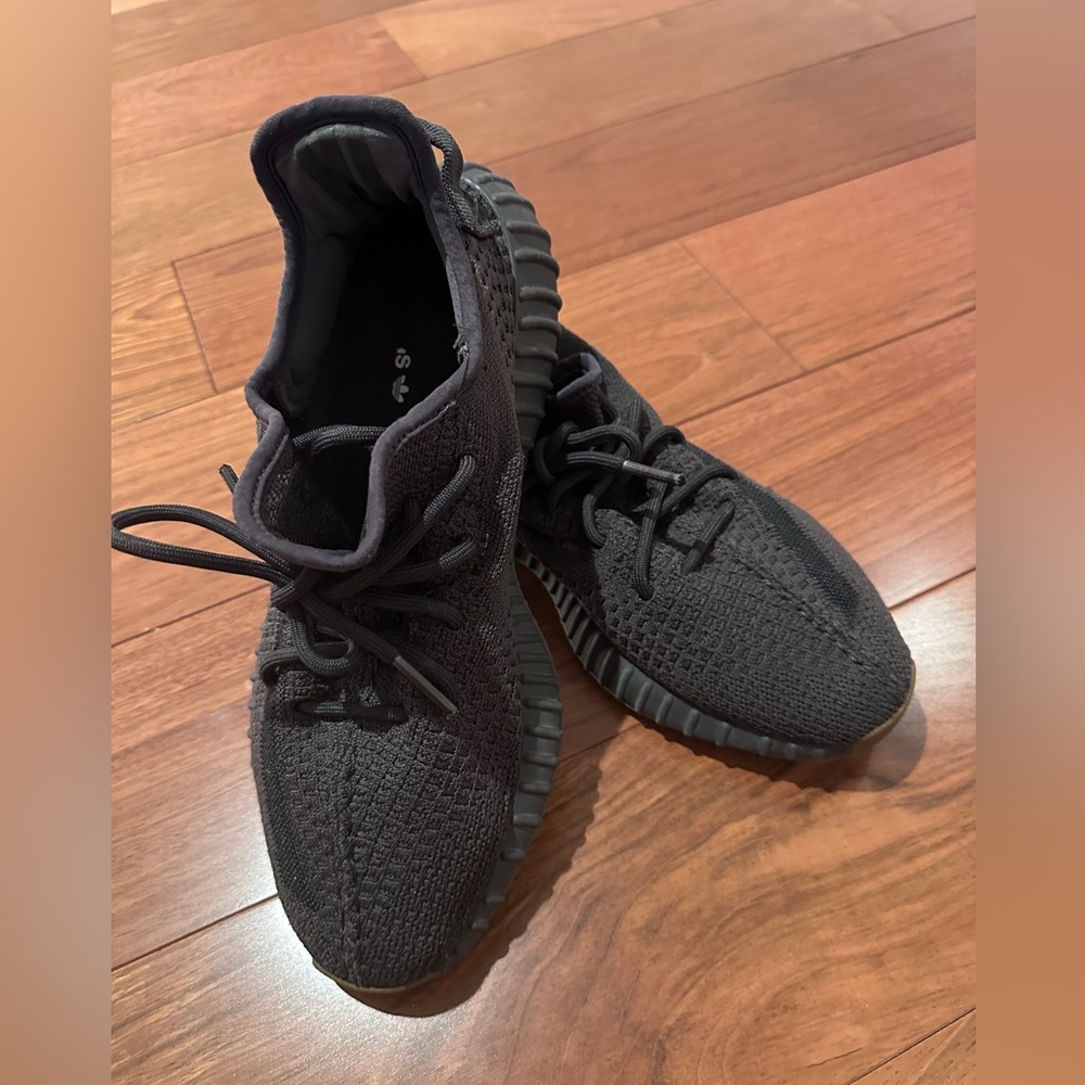 Adidas Yeezy Boost 350 V2 “Cinder” sneakers.
Model FY 2903 a Size US 9 Men